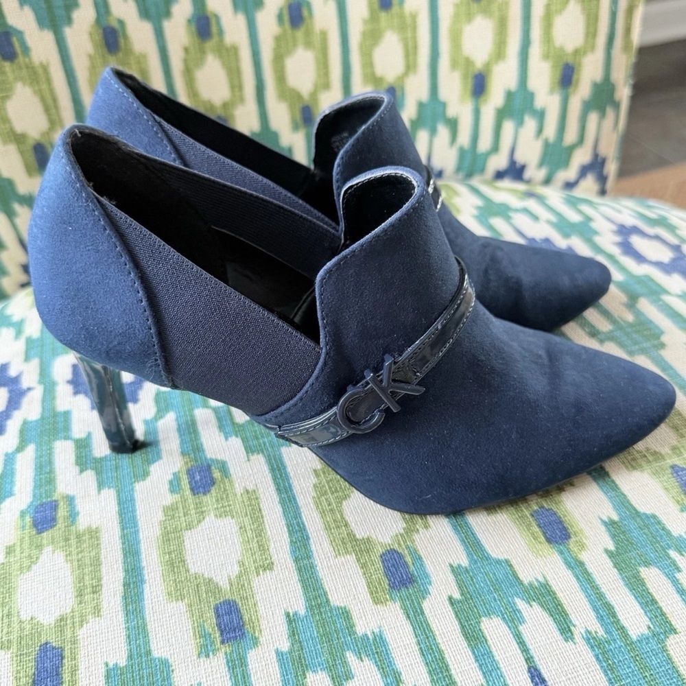 Women's New Calvin Klein Jaclyn Suede Navy Blue Heal Booties With Logo Size 5.5